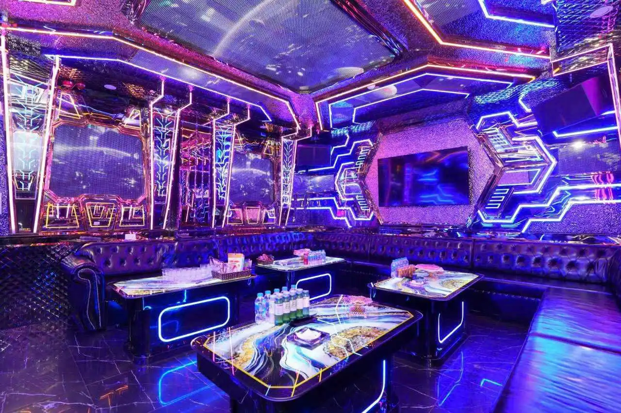 Phòng karaoke F5 Plus Hà Đông phong cách LED tím xanh